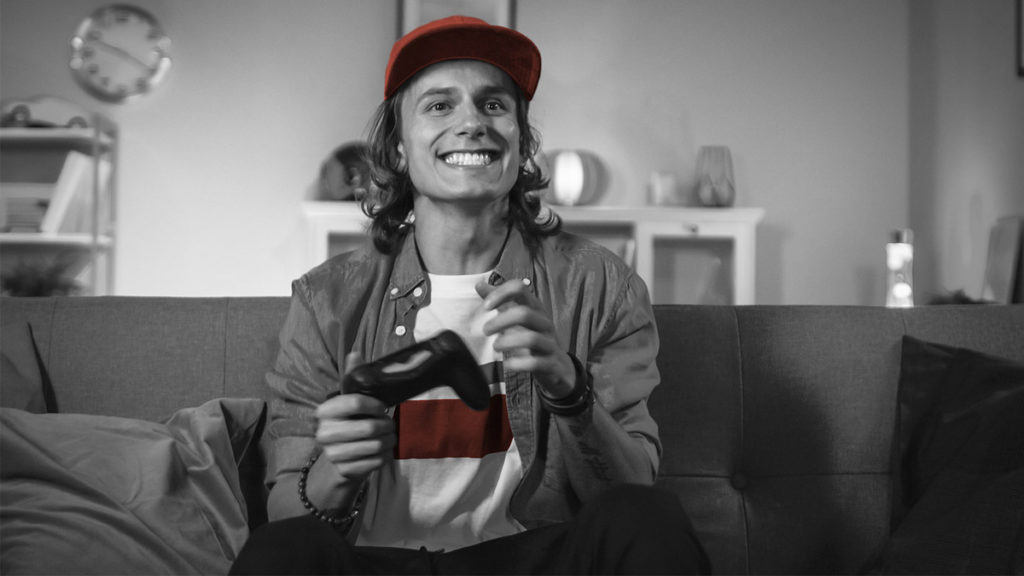 Foto von jungen Mann der Videospiele spielt