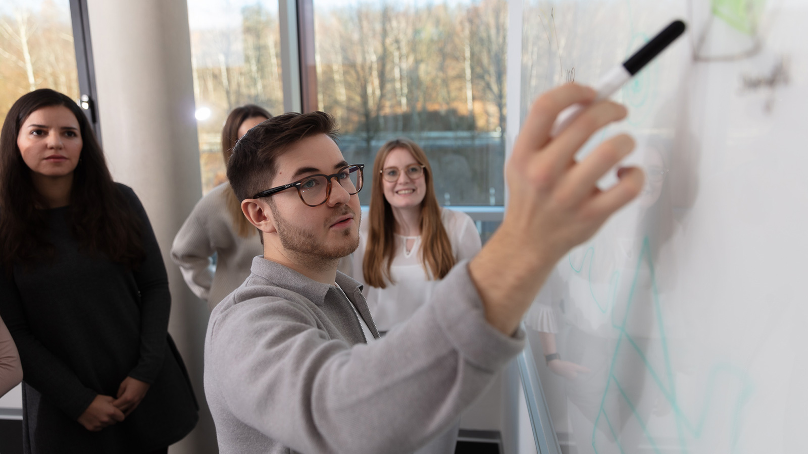 imc Mitarbeiter am Whiteboard