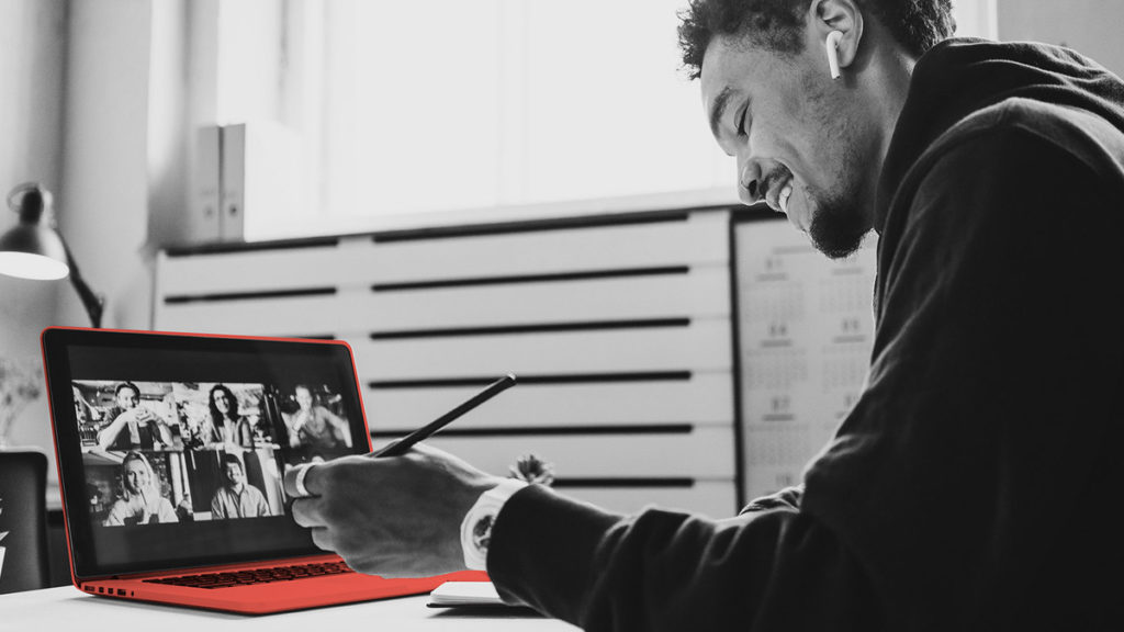 Mann mit Laptop in Onlinemeeting