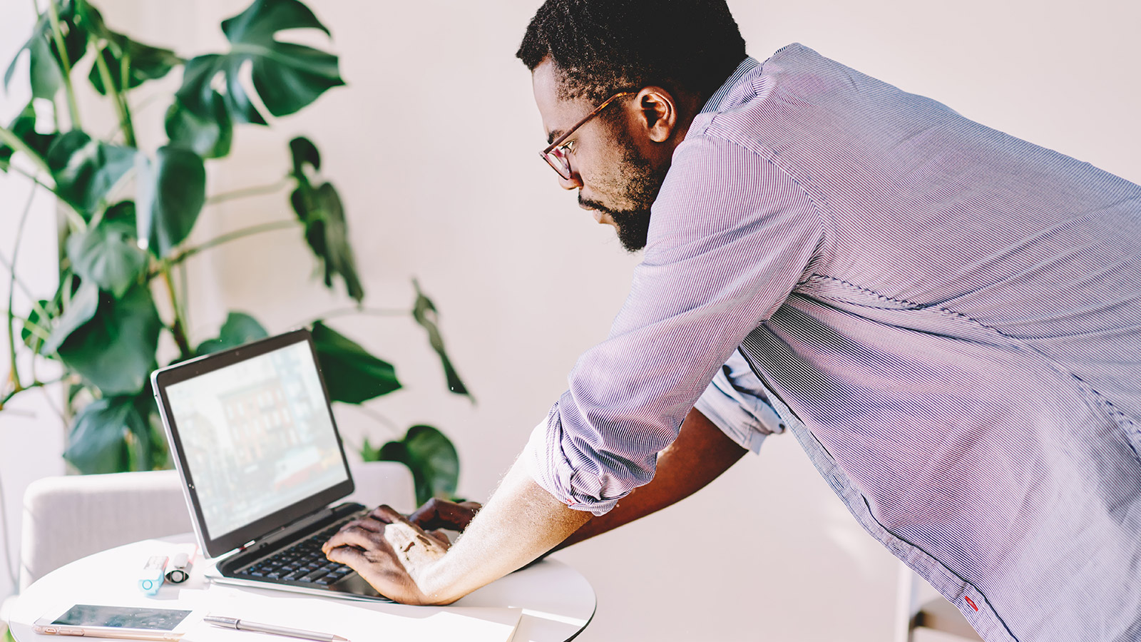Technical Consultant bei der arbeit am Laptop