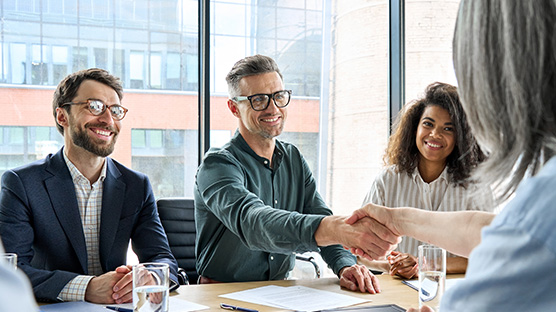 Foto Businessmeeting zwei Personen geben sich die Hand