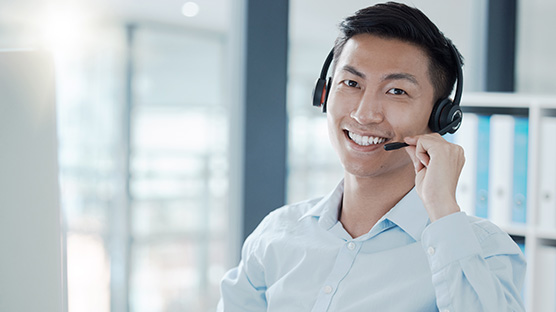 Person mit Headset im Büro