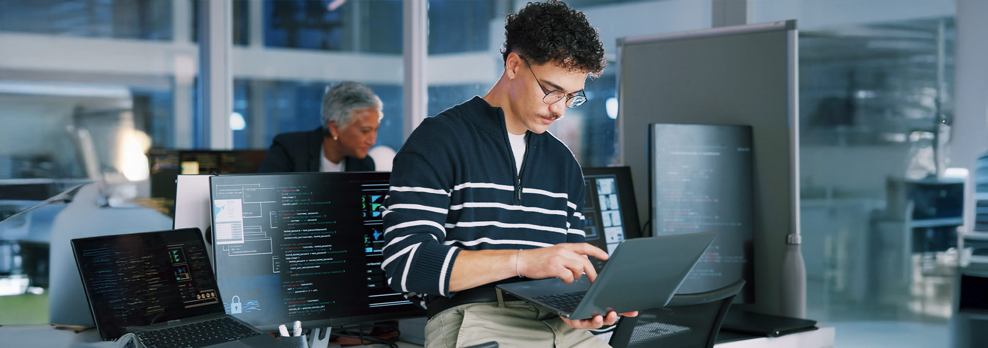 Breaker Bild: Mann mit einem Computer