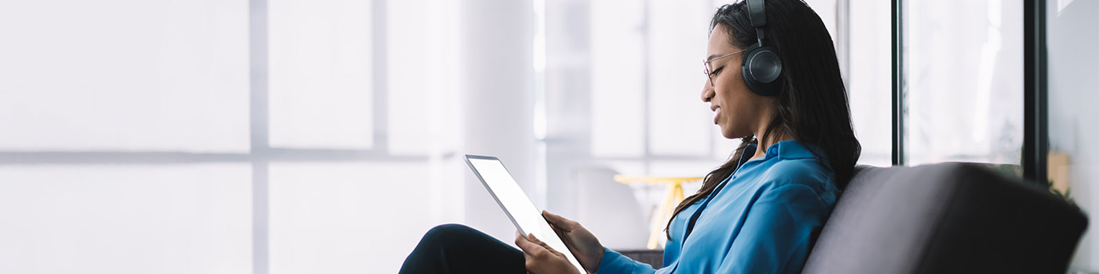 Women on a sofa is working on her Compliance Training