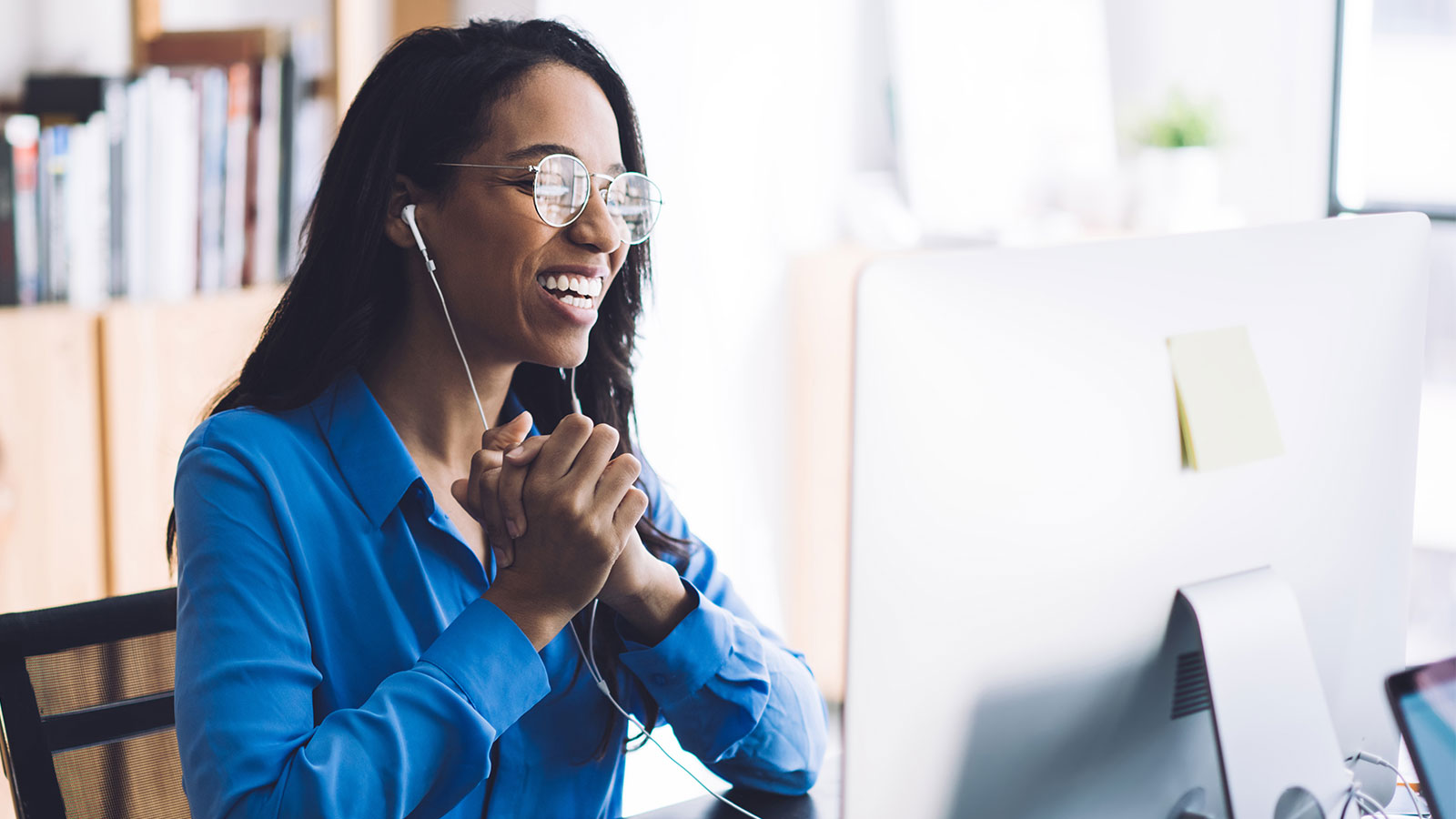Women is doing an Online Compliance Training